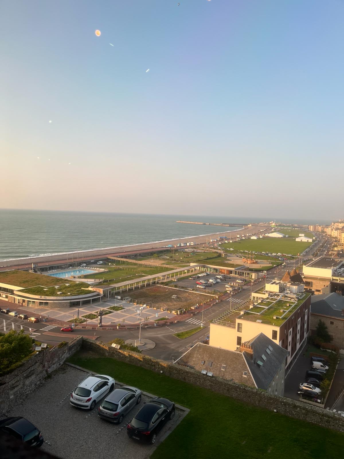 Début de bâtiment sur la plage de Dieppe près du Gîte Le Petit Buccin